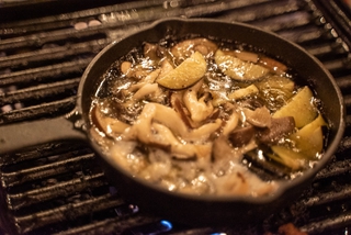 スキレットにオリーブオイル、にんにく、お好みの食材を入れるだけで簡単に作れます！