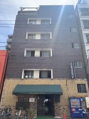 This photo is of the hostel's dormitory, Hayashi Kaikan!
The 1st to 3rd floors will be a separate facility called a simple accommodation, and the 4th and 5th floors will be Yokohama Hostel Village!
It is one of the historical buildings that has supported Yokohama behind the scenes! Come and experience life in Motoya Street!

[8 days left until April regular event! ]
We will have a BBQ on the hostel rooftop on April 21st (Sunday)! Currently, about 10 people, ranging from working adults to students, are planning to participate! If the timing is right, you can also interact with overseas guests! If you would like to participate, please contact us by DM!
●Details
Contents BBQ
Date and time: April 21st (Sunday) 13:00-16:00
Location Yokohama Hostel Village Hayashi Kaikan rooftop
Participation fee: 1,000 yen (you are welcome to bring your own food and drinks! 500 yen off!)
*In case of rain, it will be held at the hostel front desk.